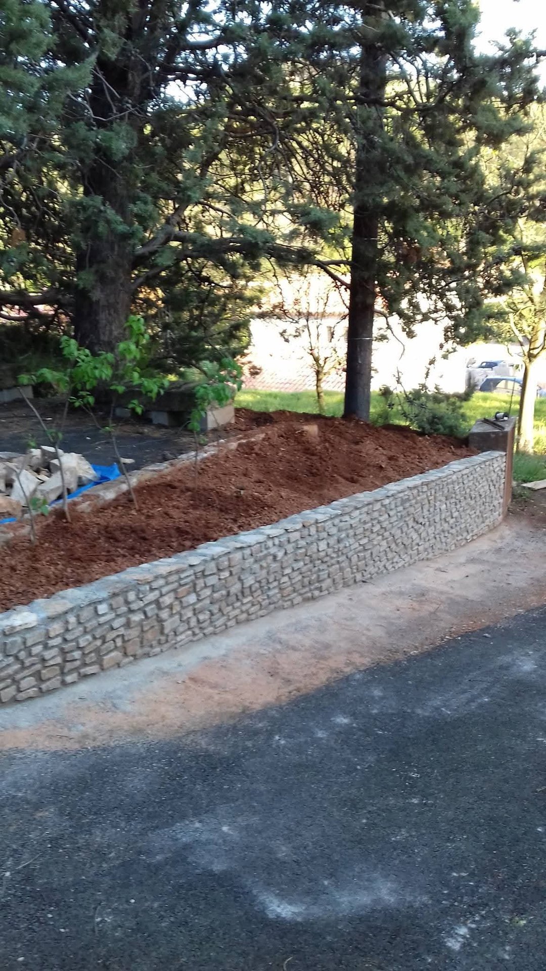 Construction du mur de soutènement en pierres avec remblai – pendant les travaux
