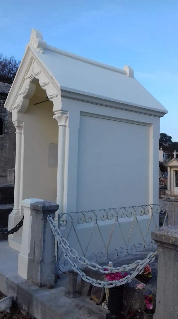 Monument funéraire entièrement décapé au sablage, pierre blanche retrouvée – après sablage